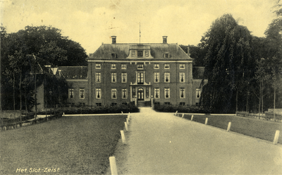 15918 Gezicht op de voorgevels van de linkervleugel en het hoofdgebouw van Slot Zeist te Zeist uit het noordoosten.